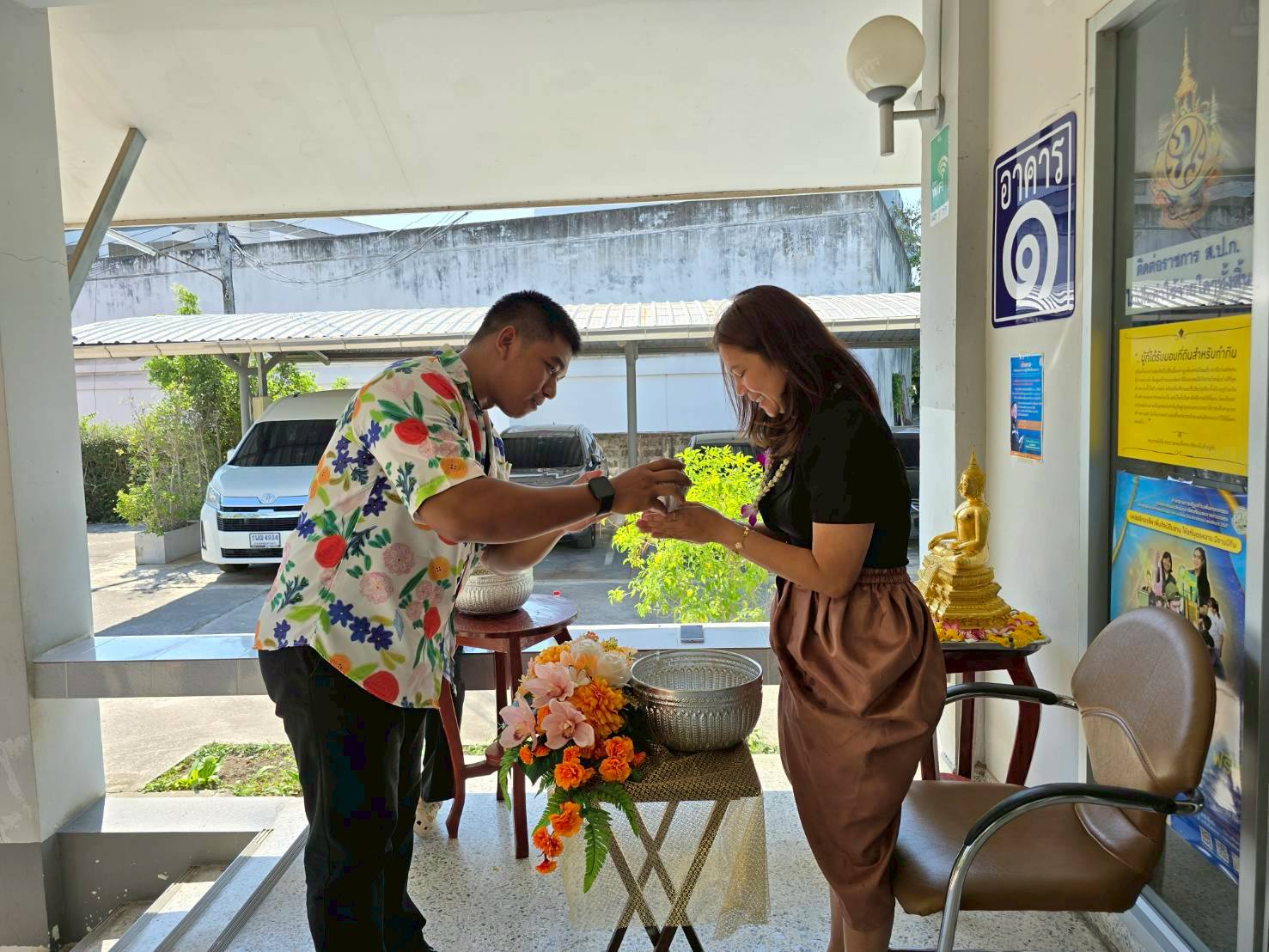 title - สำนักงานการปฏิรูปที่ดินจังหวัดเพชรบุรี ร่วมสืบสานวัฒนธรรม ประเพณีวันสงกรานต์ สรงน้ำพระและ รดน้ำขอพรปฏิรูปที่ดินจังหวัดเพชรบุรี